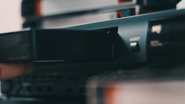 Inserire Cassetta Vhs Nel Lettore Vcr Videoregistratore Nero Vintage Una — Video Stock