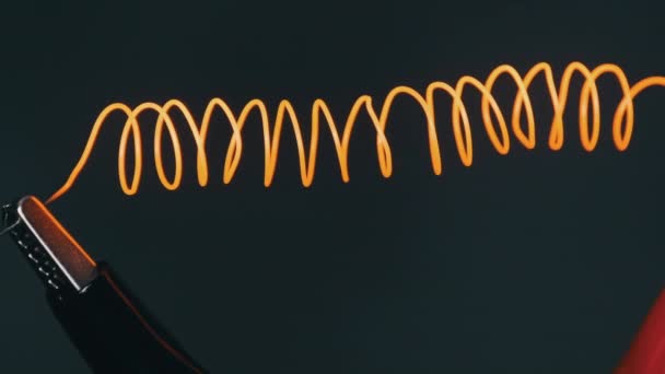 Włókno Nichromowe Podłączone Przewodów Zasilających Jest Podgrzewane Czerwieni Pod Wpływem — Wideo stockowe