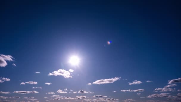 Timelapse Luz Cúmulos Nubes Que Mueven Cielo Azul Con Sol — Vídeos de Stock