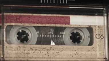 Retro teypte ses kaseti oynatıcısı. Eski sarı ses kasetini çalan bir pikap, yakın plan. Antika kasetler güvertede dönüyor. Konuşmalar kaydediliyor, 80 'ler, arama kaydı, retro çalma