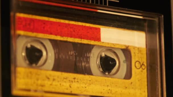 Audio Cassette Afspelen Vintage Tape Recorder Platenspeler Speelt Oude Gele — Stockvideo