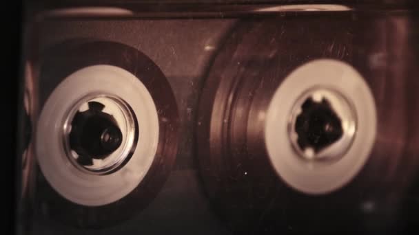 Воспроизведение Аудиокассеты Ретро Магнитофоне Проигрыватель Проигрывателей Проигрывает Старые Прозрачные Аудиокассеты — стоковое видео