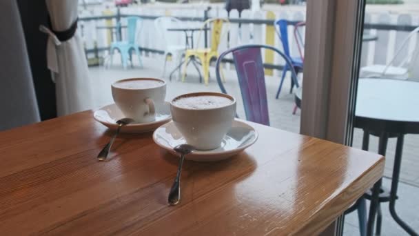 Dua Cangkir Cappuccino Dengan Busa Piring Putih Kantin Berlawanan Pandangan — Stok Video