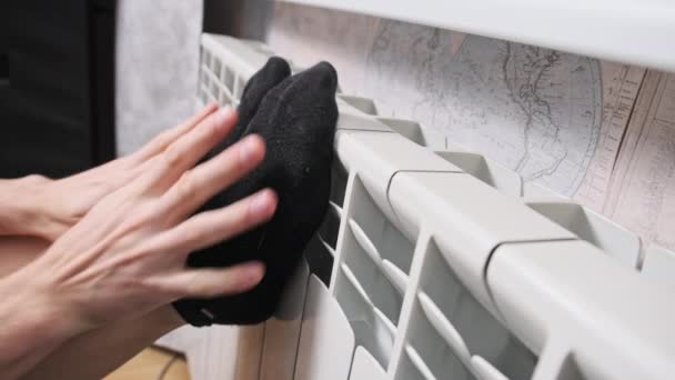 Mannelijke Handen Vrouwelijke Voeten Sokken Grappig Verwarmd Een Verwarming Radiator — Stockvideo