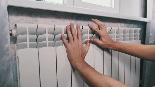 Αρσενικές Παλάμες Αγγίζουν Ένα Θερμαντικό Σώμα Στον Τοίχο Mans Χέρια — Αρχείο Βίντεο