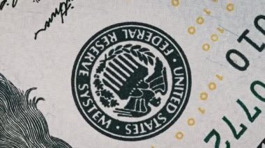 Yüz dolarlık banknotun bir parçası yakın plan çekiliyor. 100 Amerikan banknotu aşırı makroda dönüyor. Nakit para geçmişi. Yüksek çözünürlüklü USD para birimi görüntüsü. İş, yatırım, fiat para, finans
