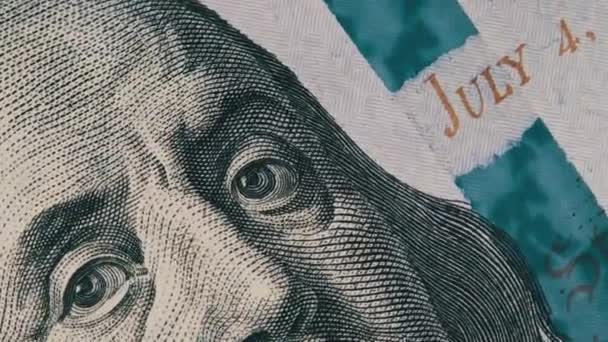 100ドル紙幣は極端なマクロで回転する ベンジャミン フランクリンの肖像画で100ドル札を回した 現金の背景 米ドル現金の高解像度ビュー ビジネス — ストック動画
