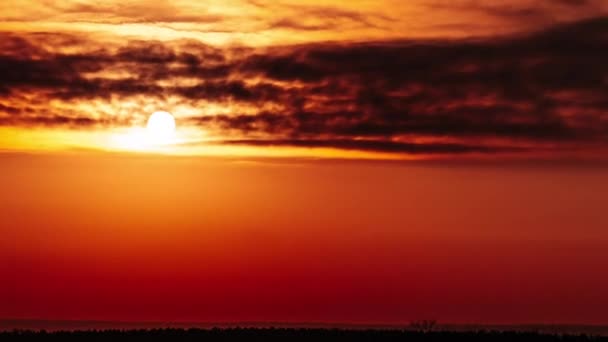 Timelapse Zachodu Słońca Pomarańczowym Niebie Warstwowymi Chmurami Nad Horyzontem Wielkie — Wideo stockowe