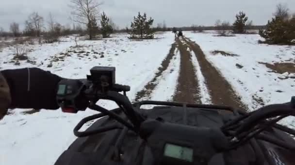 Ich Perspektive Auf Quad Fahren Schneebedecktem Gelände Lenkrad Ansicht Mann — Stockvideo