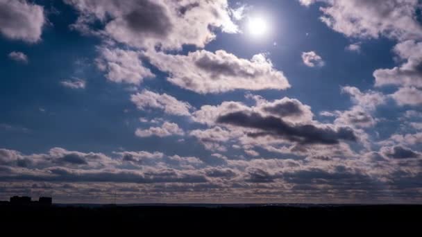 Waktu Awan Cumulus Bergerak Langit Dengan Matahari Atas Cakrawala Latar — Stok Video