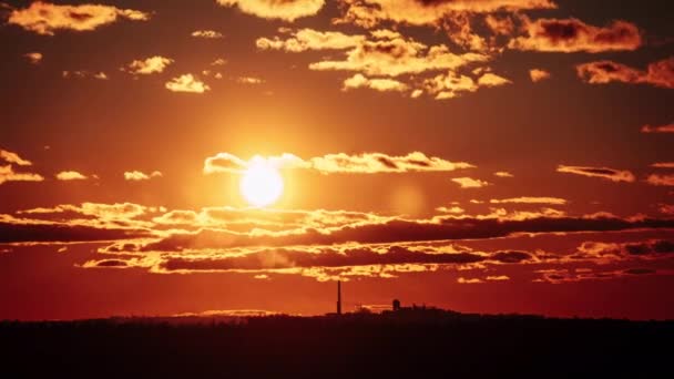 Тімелапс Захід Сонця Помаранчевому Небі Хмарами Над Заводом Димовою Трубкою — стокове відео