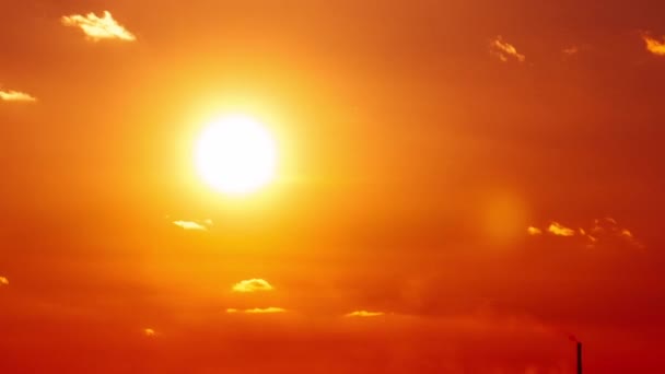 夕阳西下的时间在地平线上的橙色天空中 在薄薄的黄昏薄雾中 明亮的红色太阳和太阳光一起下山了 华丽的史诗般的云彩空间 生气勃勃的色彩 时间流逝 日落了4K — 图库视频影像