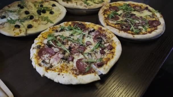 Massor Pizzor Bordet Pizzeria Närbild Pan Shot Många Färdiga Att — Stockvideo