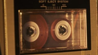 Teypte kaset oynatılıyor. Yakın plan. Güvertede çalan ve döndüren şeffaf ses kaseti. Eski retro kaydediciyle klasik ses kaydı. Kaydı ara. Ses kaydı oynatıcısı, Macro