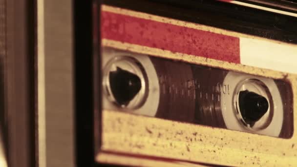 Κασέτα Παίζεται Στο Μαγνητόφωνο Κοντινό Πλάνο Κίτρινο Κασέτα Ήχου Στο — Αρχείο Βίντεο