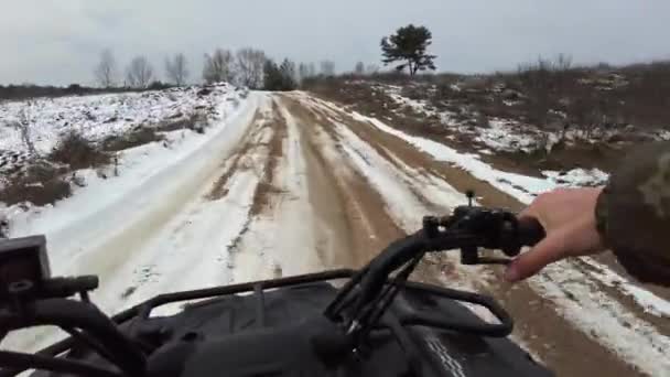 Vista Primeira Pessoa Homem Andando Quadriciclo Terreno Nevado Vista Volante — Vídeo de Stock