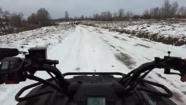 Vista Primeira Pessoa Homem Andando Quadriciclo Terreno Nevado Vista Volante — Vídeo de Stock