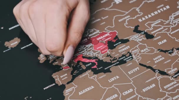 Žena Ruka Škrábání Francie Země Povrchu Scratch World Map Poškrábat — Stock video