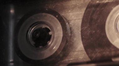 Teypte kaset oynatılıyor. Yakın plan. Güvertede çalan ve döndüren şeffaf ses kaseti. Eski retro kaydediciyle klasik ses kaydı. Kaydı ara. Ses kaydı oynatıcısı, Macro