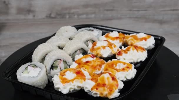 Sushi Rollen Plastikbox Drehen Sich Großaufnahme Frisches Japanisches Sushi Mit — Stockvideo