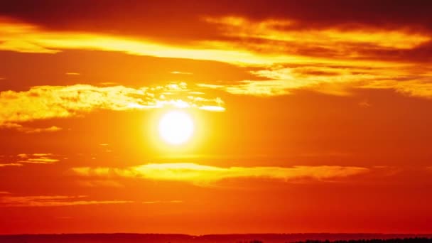 Timelapse Drammatico Tramonto Attraverso Morbide Nuvole Nel Cielo Arancione Sopra — Video Stock