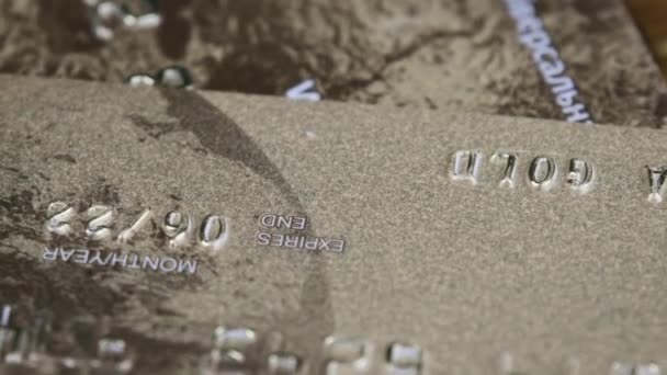 Karta Debetowa Obraca Się Bliska Złota Karta Kredytowa Numerami Plastiku — Wideo stockowe