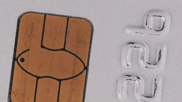 塑料信用卡旋转特写 塑料银行卡在宏观上旋转 网上支付方法和零售购物 塑料上有数字的金借记卡 概念货币 — 图库视频影像