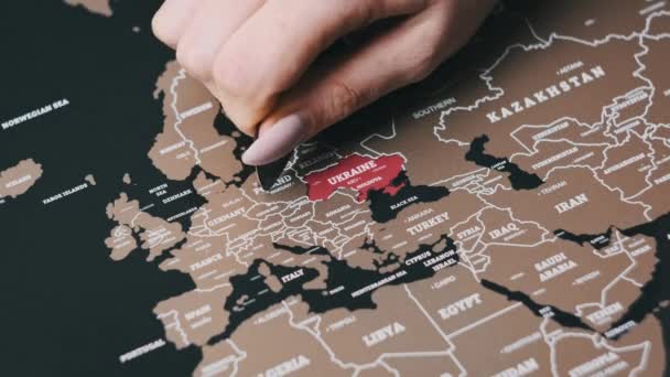 Mão Feminina Arranhando Superfície Mapa Arranhões Com País Polônia Raspe — Vídeo de Stock
