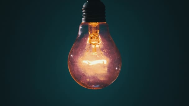 Светящаяся Лампа Проволоке Светится Мерцает Темно Синем Фоне Лампочка Эдисона — стоковое видео