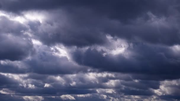 嵐の雲の時間経過は空に移動します 光と灰色の積雲の形 時間の経過を変更する雲の空間背景 天候の変化 空の雲 コピースペース 雰囲気 — ストック動画