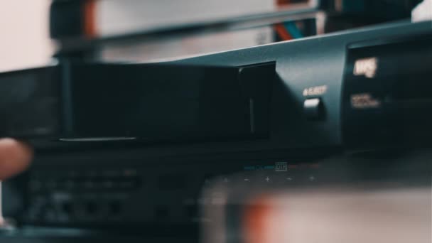 Inserire Cassetta Vhs Nel Lettore Vcr Videoregistratore Nero Vintage Una — Video Stock