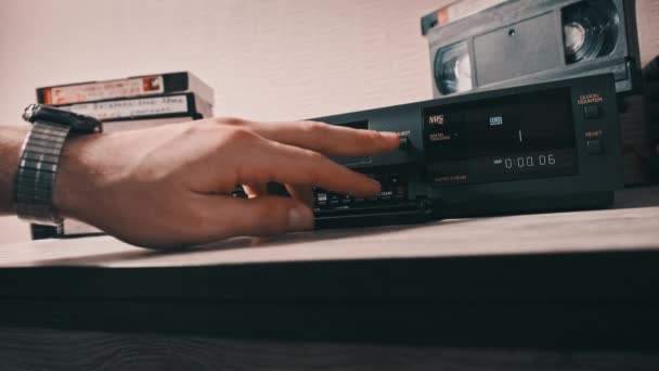 Erkek Eli Eski Bir Video Kayıt Cihazından Vhs Çekiyor Arşivlenmiş — Stok video