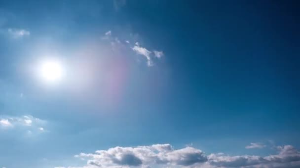 Wolken Die Sich Unter Der Strahlenden Sonne Blauen Himmel Bewegen — Stockvideo