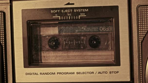 오디오 카세트 녹음기 오디오 카세트를 연주하는 레코드 플레이어 클로즈업 빈티지 — 비디오