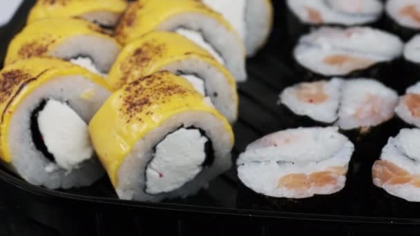 Sushi Tekercsek Műanyag Dobozban Forognak Közelről Friss Japán Sushi Philadelphia — Stock videók