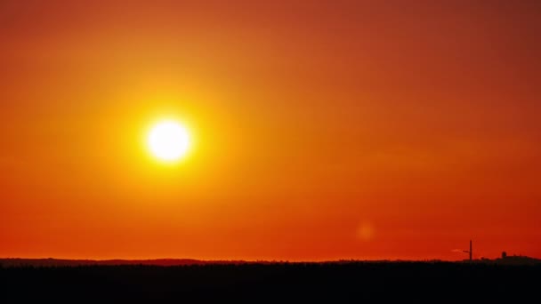 Timelapse Puesta Sol Cielo Naranja Sobre Horizonte Gran Sol Rojo — Vídeo de stock