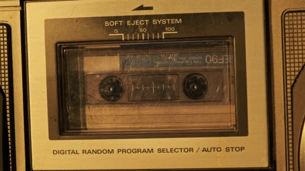 오디오 카세트 녹음기 오디오 카세트를 연주하는 레코드 플레이어 클로즈업 빈티지 — 비디오
