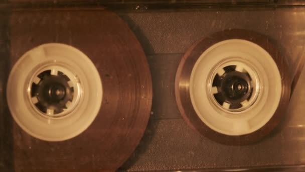 Cassette Wordt Afgespeeld Bandrecorder Een Close Transparante Audiocassette Deck Spelen — Stockvideo