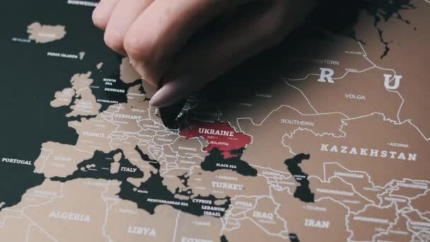 Женская Рука Царапает Поверхность Карты Царапин Польшей Скрести Карту Мира — стоковое видео