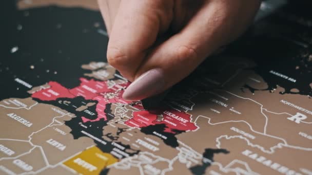 Female Hand Scratching Europe Countries Surface Scratch World Map Scratch — Vídeos de Stock