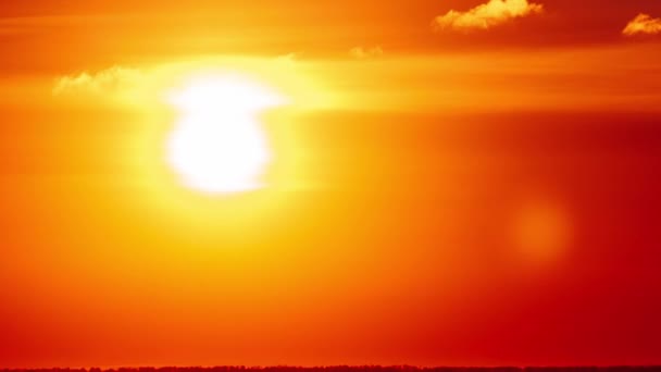 Ufuk Ötesindeki Turuncu Gökyüzünde Dramatik Günbatımının Zamanı Güneş Işığıyla Birlikte — Stok video