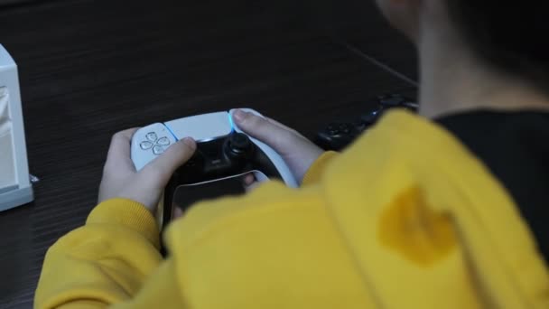 Spel Spelkonsol Tonåringen Kontrollerar Joystick Sina Händer När Han Sitter — Stockvideo