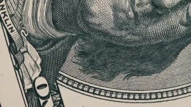 100 $'lık banknot yakın çekim yap. Benjamin Franklin portresiyle yüz dolarlık banknotu döndürmenin uç noktası. Nakit para geçmişi. Amerikan doları nakitinin detaylı görüntüsü. İş, yatırım