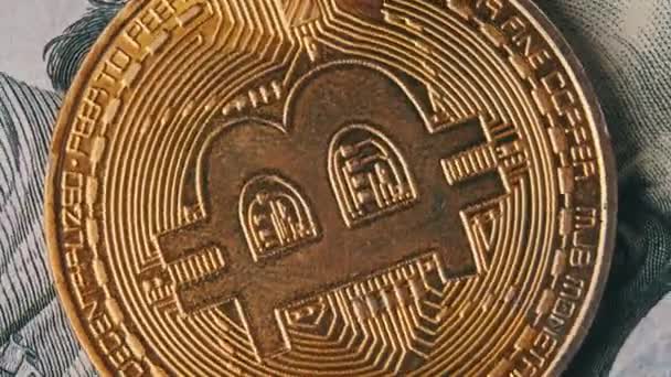 Bitcoin Περιστρέφεται Κοντινό Πλάνο Φόντο Δολάρια Χρυσό Σύμβολο Του Κρυπτονομίσματος — Αρχείο Βίντεο