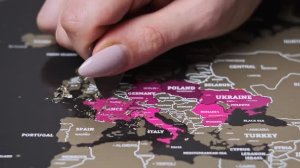 Kobieca Ręka Drapiąca Francję Kraj Powierzchni Mapy Świata Scratch Zadrap — Wideo stockowe