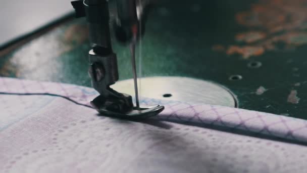 Старі Жіночі Руки Швачки Шиють Ретро Швейній Машинці Вдома Повільному — стокове відео