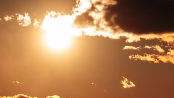 Traumhafter Sonnenuntergang Orangen Himmel Mit Kumuluswolken Zeitraffer Die Leuchtend Orangefarbene — Stockvideo