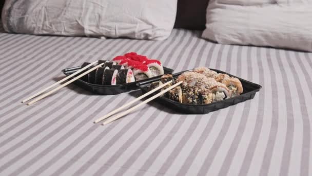 Sushi Rullar Plastbehållare Ligger Dubbelsäng Romantisk Kväll För Ett Par — Stockvideo