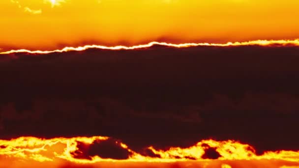 Timelapse Dramatisk Solnedgång Genom Stormmoln Den Orange Himlen Över Horisonten — Stockvideo