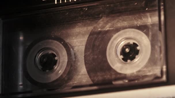 Кассету Проигрывают Магнитофоне Крупный План Прозрачная Аудиокассета Проигрывании Вращении Колоды — стоковое видео